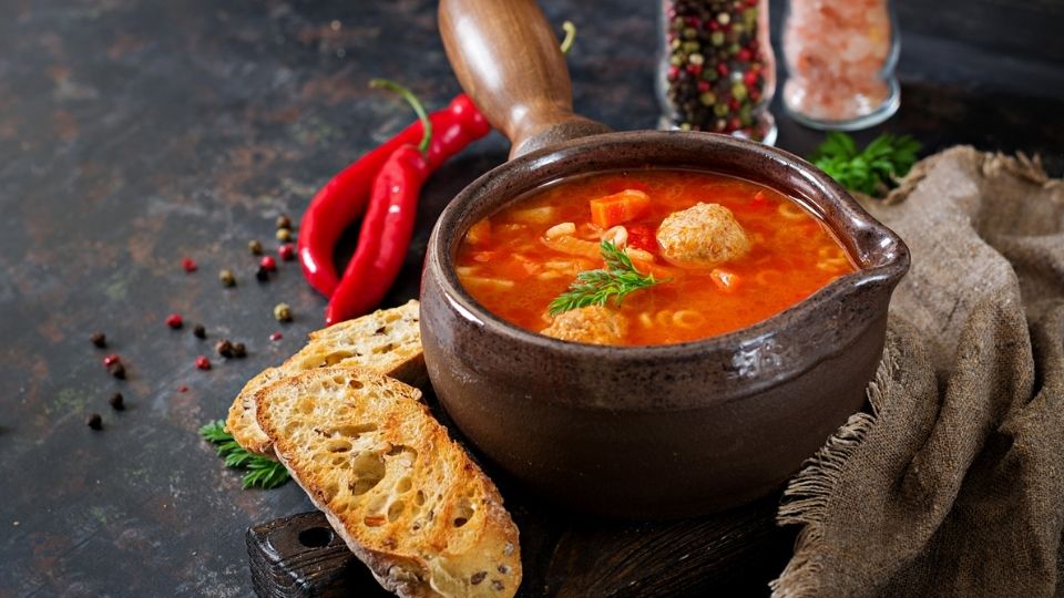 Supă de roșii cu perișoare și paste