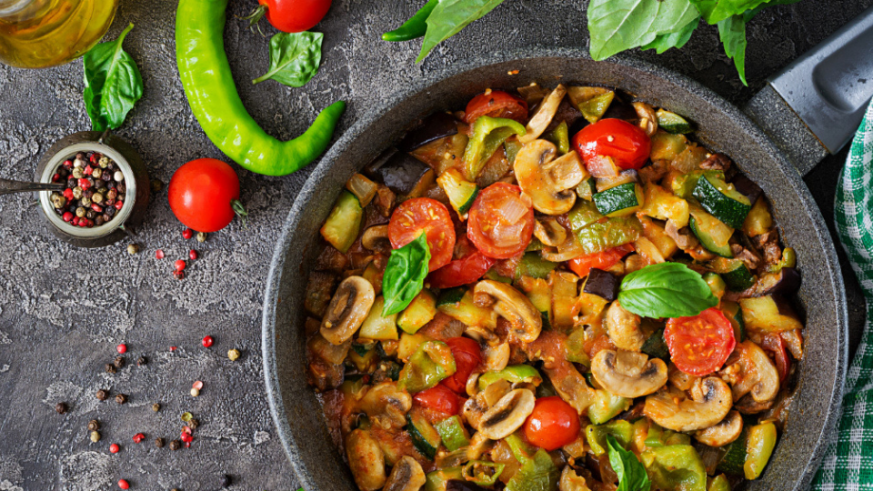 Delicii gurmande preparate cu vinete proaspete românești